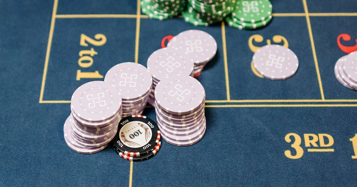 Beginner-friendly casino slot machine with simple 3-reel layout and clear paytable display