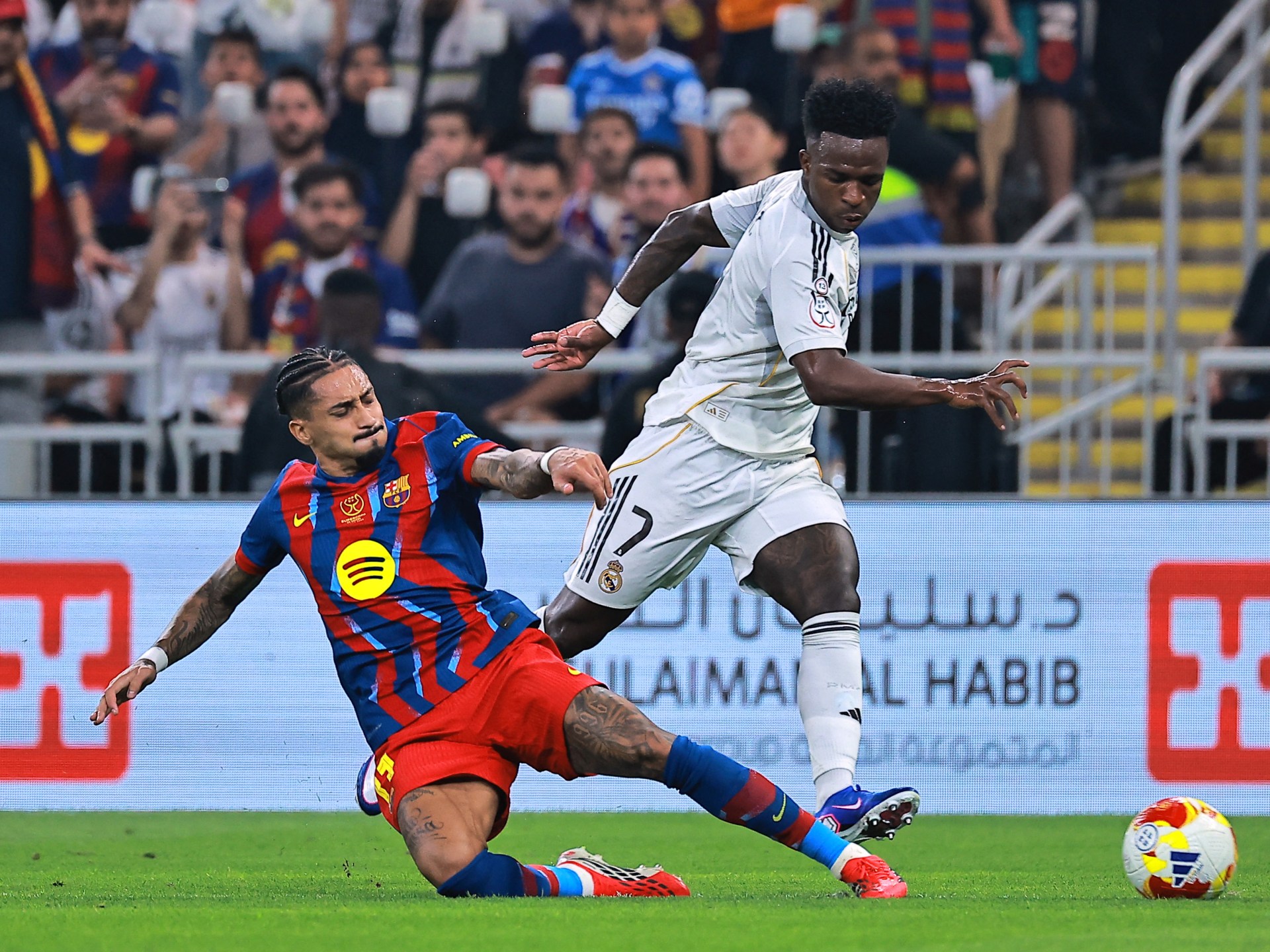 Barcelona đăng quang La Liga Camp Nou El Clasico fan cộng đồng 2026